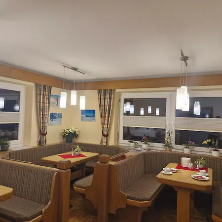 לינה וארוחת בוקר Gaestehaus Kuen 3*