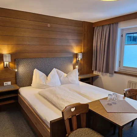 לינה וארוחת בוקר Gaestehaus Kuen