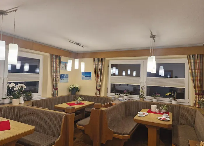 לינה וארוחת בוקר Gaestehaus Kuen 3*