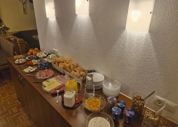 לינה וארוחת בוקר Gaestehaus Kuen